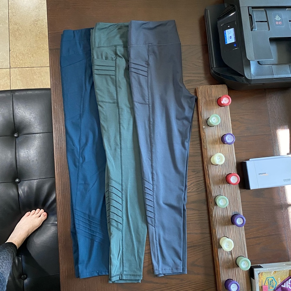 3 pairs of leggings/ yoga pants